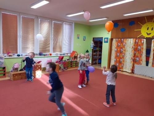 Sluníčka - pokusy se statickou elektřinou - BALÓNKY