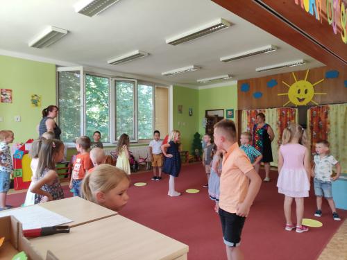 SLAVNOSTNÍ ROZLOUČENÍ S PŘEDŠKOLÁKY      1. část
